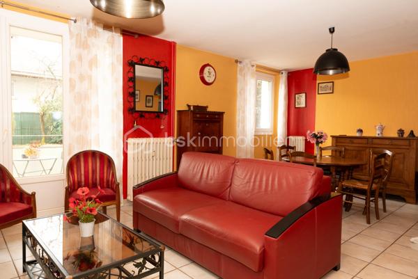Appartement T4 – 2 chambres (possibilité 3) – Rez-de-chaussée surélevé

Quartier Mirande – À seulement 20 minutes à pied de la place Wilson et du centre-ville

Idéalement situé dans un secteur recherché, à proximité immédiate des commerces, des transports, des écoles et des universités, découvrez cet agréable appartement T4 situé en rez-de-chaussée surélevé au sein d'une résidence sécurisée avec interphone.

Dès l'entrée, vous serez séduit par son espace de vie lumineux comprenant un salon-séjour convivial ouvrant sur un balcon exposé Ouest, idéal pour profiter des fins de journée ensoleillées.

L'appartement dispose actuellement de deux chambres, avec la possibilité d'aménager facilement une troisième chambre selon vos besoins. Il comprend également une cuisine équipée, une salle d'eau fonctionnelle ainsi que des WC séparés avec petit lavabo

Une cave complète ce bien et offre un espace de rangement appréciable au quotidien.

Ce logement conviendra parfaitement à une résidence principale, à un premier achat ou à un investissement locatif. Sa configuration et sa proximité avec les universités en font notamment une excellente opportunité pour un projet de colocation.

Les professions libérales ou indépendantes pourront également apprécier son potentiel d'aménagement.

Les charges de copropriété s'élèvent à environ 250 €/mois et comprennent le chauffage, l'eau froide ainsi que l'entretien des parties communes.

À noter : des travaux de fermeture et de sécurisation de la résidence sont actuellement en cours de réalisation et sont intégralement financés par les vendeurs.

Un bien rare et polyvalent sur le secteur, offrant de nombreuses possibilités. À visiter sans tarder !