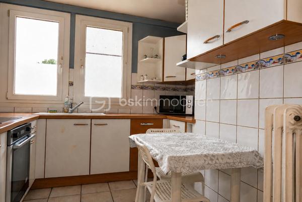 Appartement T4 – 2 chambres (possibilité 3) – Rez-de-chaussée surélevé

Quartier Mirande – À seulement 20 minutes à pied de la place Wilson et du centre-ville

Idéalement situé dans un secteur recherché, à proximité immédiate des commerces, des transports, des écoles et des universités, découvrez cet agréable appartement T4 situé en rez-de-chaussée surélevé au sein d'une résidence sécurisée avec interphone.

Dès l'entrée, vous serez séduit par son espace de vie lumineux comprenant un salon-séjour convivial ouvrant sur un balcon exposé Ouest, idéal pour profiter des fins de journée ensoleillées.

L'appartement dispose actuellement de deux chambres, avec la possibilité d'aménager facilement une troisième chambre selon vos besoins. Il comprend également une cuisine équipée, une salle d'eau fonctionnelle ainsi que des WC séparés avec petit lavabo

Une cave complète ce bien et offre un espace de rangement appréciable au quotidien.

Ce logement conviendra parfaitement à une résidence principale, à un premier achat ou à un investissement locatif. Sa configuration et sa proximité avec les universités en font notamment une excellente opportunité pour un projet de colocation.

Les professions libérales ou indépendantes pourront également apprécier son potentiel d'aménagement.

Les charges de copropriété s'élèvent à environ 250 €/mois et comprennent le chauffage, l'eau froide ainsi que l'entretien des parties communes.

À noter : des travaux de fermeture et de sécurisation de la résidence sont actuellement en cours de réalisation et sont intégralement financés par les vendeurs.

Un bien rare et polyvalent sur le secteur, offrant de nombreuses possibilités. À visiter sans tarder !