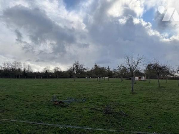 LIVAROT PAYS d'AUGE - NOTRE DAME DE COURSON  TERRAIN DE 02 HECTARES ENVIRON AVEC BATIMENTS AGRICOLES