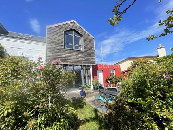 Découvrez cette superbe maison familiale de 110 m² habitables, située dans l’un des secteurs les plus recherchés du Havre, à proximité immédiate de Sainte-Adresse, des commerces, des écoles, des transports.

Cette maison de charme, avec jardin arboré, offre de très beaux volumes avec une pièce de vie lumineuse de près de 50 m² comprenant salon et salle à manger. 

Son agencement permet une véritable vie de plain-pied grâce à une chambre de 14 m², en rez-de-chaussée, avec salle de douche privative et WC indépendants.

À l’étage, vous trouverez deux chambres supplémentaires dont une grande chambre de 17 m² avec dressing, une chambre de 11 m², ainsi qu’une salle de bains, et un bureau.

À l’extérieur, le terrain de 600 m² entièrement arboré constitue un véritable havre de paix sans vis à vis. Ce jardin paysager, rare sur le secteur, offre un environnement calme et verdoyant, tout en restant proche de Sainte-Adresse.

Un garage attenant de 23 m² complète les prestations de cette maison.

A noter un taxe foncière de 1377 euros.

Cette propriété atypique séduira les acquéreurs à la recherche d’une maison familiale au Havre,  d’une maison 4 chambres, d’une maison avec garage, ou encore d’un bien de caractère offrant charme, confort et qualité de vie.

Venez la découvrir rapidement ! C'est réellement la campagne à la ville !!!