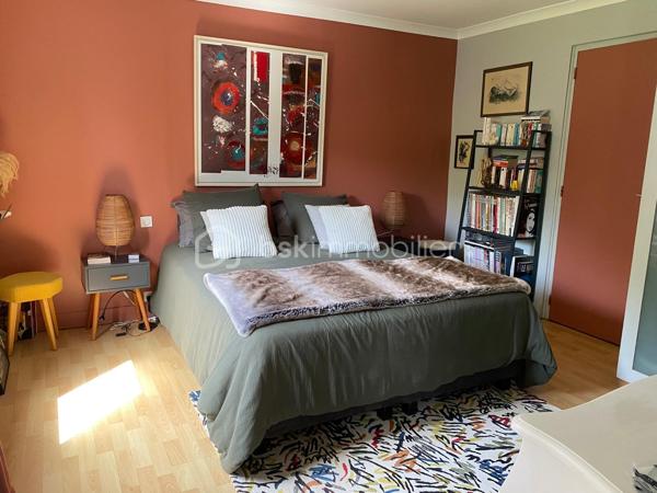 Découvrez cette superbe maison familiale de 110 m² habitables, située dans l’un des secteurs les plus recherchés du Havre, à proximité immédiate de Sainte-Adresse, des commerces, des écoles, des transports.

Cette maison de charme, avec jardin arboré, offre de très beaux volumes avec une pièce de vie lumineuse de près de 50 m² comprenant salon et salle à manger. 

Son agencement permet une véritable vie de plain-pied grâce à une chambre de 14 m², en rez-de-chaussée, avec salle de douche privative et WC indépendants.

À l’étage, vous trouverez deux chambres supplémentaires dont une grande chambre de 17 m² avec dressing, une chambre de 11 m², ainsi qu’une salle de bains, et un bureau.

À l’extérieur, le terrain de 600 m² entièrement arboré constitue un véritable havre de paix sans vis à vis. Ce jardin paysager, rare sur le secteur, offre un environnement calme et verdoyant, tout en restant proche de Sainte-Adresse.

Un garage attenant de 23 m² complète les prestations de cette maison.

A noter un taxe foncière de 1377 euros.

Cette propriété atypique séduira les acquéreurs à la recherche d’une maison familiale au Havre,  d’une maison 4 chambres, d’une maison avec garage, ou encore d’un bien de caractère offrant charme, confort et qualité de vie.

Venez la découvrir rapidement ! C'est réellement la campagne à la ville !!!