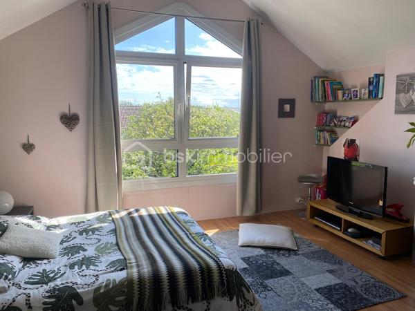 Découvrez cette superbe maison familiale de 110 m² habitables, située dans l’un des secteurs les plus recherchés du Havre, à proximité immédiate de Sainte-Adresse, des commerces, des écoles, des transports.

Cette maison de charme, avec jardin arboré, offre de très beaux volumes avec une pièce de vie lumineuse de près de 50 m² comprenant salon et salle à manger. 

Son agencement permet une véritable vie de plain-pied grâce à une chambre de 14 m², en rez-de-chaussée, avec salle de douche privative et WC indépendants.

À l’étage, vous trouverez deux chambres supplémentaires dont une grande chambre de 17 m² avec dressing, une chambre de 11 m², ainsi qu’une salle de bains, et un bureau.

À l’extérieur, le terrain de 600 m² entièrement arboré constitue un véritable havre de paix sans vis à vis. Ce jardin paysager, rare sur le secteur, offre un environnement calme et verdoyant, tout en restant proche de Sainte-Adresse.

Un garage attenant de 23 m² complète les prestations de cette maison.

A noter un taxe foncière de 1377 euros.

Cette propriété atypique séduira les acquéreurs à la recherche d’une maison familiale au Havre,  d’une maison 4 chambres, d’une maison avec garage, ou encore d’un bien de caractère offrant charme, confort et qualité de vie.

Venez la découvrir rapidement ! C'est réellement la campagne à la ville !!!