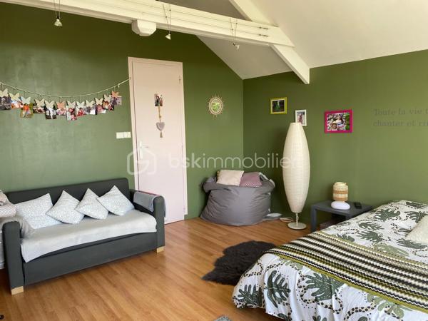 Découvrez cette superbe maison familiale de 110 m² habitables, située dans l’un des secteurs les plus recherchés du Havre, à proximité immédiate de Sainte-Adresse, des commerces, des écoles, des transports.

Cette maison de charme, avec jardin arboré, offre de très beaux volumes avec une pièce de vie lumineuse de près de 50 m² comprenant salon et salle à manger. 

Son agencement permet une véritable vie de plain-pied grâce à une chambre de 14 m², en rez-de-chaussée, avec salle de douche privative et WC indépendants.

À l’étage, vous trouverez deux chambres supplémentaires dont une grande chambre de 17 m² avec dressing, une chambre de 11 m², ainsi qu’une salle de bains, et un bureau.

À l’extérieur, le terrain de 600 m² entièrement arboré constitue un véritable havre de paix sans vis à vis. Ce jardin paysager, rare sur le secteur, offre un environnement calme et verdoyant, tout en restant proche de Sainte-Adresse.

Un garage attenant de 23 m² complète les prestations de cette maison.

A noter un taxe foncière de 1377 euros.

Cette propriété atypique séduira les acquéreurs à la recherche d’une maison familiale au Havre,  d’une maison 4 chambres, d’une maison avec garage, ou encore d’un bien de caractère offrant charme, confort et qualité de vie.

Venez la découvrir rapidement ! C'est réellement la campagne à la ville !!!