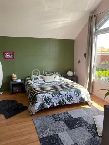 Découvrez cette superbe maison familiale de 110 m² habitables, située dans l’un des secteurs les plus recherchés du Havre, à proximité immédiate de Sainte-Adresse, des commerces, des écoles, des transports.

Cette maison de charme, avec jardin arboré, offre de très beaux volumes avec une pièce de vie lumineuse de près de 50 m² comprenant salon et salle à manger. 

Son agencement permet une véritable vie de plain-pied grâce à une chambre de 14 m², en rez-de-chaussée, avec salle de douche privative et WC indépendants.

À l’étage, vous trouverez deux chambres supplémentaires dont une grande chambre de 17 m² avec dressing, une chambre de 11 m², ainsi qu’une salle de bains, et un bureau.

À l’extérieur, le terrain de 600 m² entièrement arboré constitue un véritable havre de paix sans vis à vis. Ce jardin paysager, rare sur le secteur, offre un environnement calme et verdoyant, tout en restant proche de Sainte-Adresse.

Un garage attenant de 23 m² complète les prestations de cette maison.

A noter un taxe foncière de 1377 euros.

Cette propriété atypique séduira les acquéreurs à la recherche d’une maison familiale au Havre,  d’une maison 4 chambres, d’une maison avec garage, ou encore d’un bien de caractère offrant charme, confort et qualité de vie.

Venez la découvrir rapidement ! C'est réellement la campagne à la ville !!!
