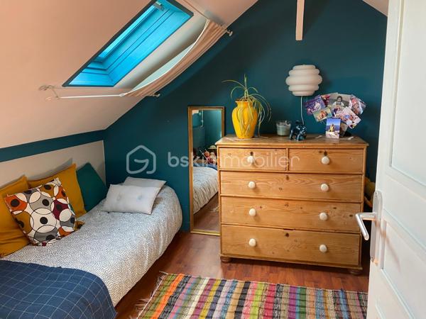 Découvrez cette superbe maison familiale de 110 m² habitables, située dans l’un des secteurs les plus recherchés du Havre, à proximité immédiate de Sainte-Adresse, des commerces, des écoles, des transports.

Cette maison de charme, avec jardin arboré, offre de très beaux volumes avec une pièce de vie lumineuse de près de 50 m² comprenant salon et salle à manger. 

Son agencement permet une véritable vie de plain-pied grâce à une chambre de 14 m², en rez-de-chaussée, avec salle de douche privative et WC indépendants.

À l’étage, vous trouverez deux chambres supplémentaires dont une grande chambre de 17 m² avec dressing, une chambre de 11 m², ainsi qu’une salle de bains, et un bureau.

À l’extérieur, le terrain de 600 m² entièrement arboré constitue un véritable havre de paix sans vis à vis. Ce jardin paysager, rare sur le secteur, offre un environnement calme et verdoyant, tout en restant proche de Sainte-Adresse.

Un garage attenant de 23 m² complète les prestations de cette maison.

A noter un taxe foncière de 1377 euros.

Cette propriété atypique séduira les acquéreurs à la recherche d’une maison familiale au Havre,  d’une maison 4 chambres, d’une maison avec garage, ou encore d’un bien de caractère offrant charme, confort et qualité de vie.

Venez la découvrir rapidement ! C'est réellement la campagne à la ville !!!