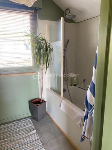 Découvrez cette superbe maison familiale de 110 m² habitables, située dans l’un des secteurs les plus recherchés du Havre, à proximité immédiate de Sainte-Adresse, des commerces, des écoles, des transports.

Cette maison de charme, avec jardin arboré, offre de très beaux volumes avec une pièce de vie lumineuse de près de 50 m² comprenant salon et salle à manger. 

Son agencement permet une véritable vie de plain-pied grâce à une chambre de 14 m², en rez-de-chaussée, avec salle de douche privative et WC indépendants.

À l’étage, vous trouverez deux chambres supplémentaires dont une grande chambre de 17 m² avec dressing, une chambre de 11 m², ainsi qu’une salle de bains, et un bureau.

À l’extérieur, le terrain de 600 m² entièrement arboré constitue un véritable havre de paix sans vis à vis. Ce jardin paysager, rare sur le secteur, offre un environnement calme et verdoyant, tout en restant proche de Sainte-Adresse.

Un garage attenant de 23 m² complète les prestations de cette maison.

A noter un taxe foncière de 1377 euros.

Cette propriété atypique séduira les acquéreurs à la recherche d’une maison familiale au Havre,  d’une maison 4 chambres, d’une maison avec garage, ou encore d’un bien de caractère offrant charme, confort et qualité de vie.

Venez la découvrir rapidement ! C'est réellement la campagne à la ville !!!