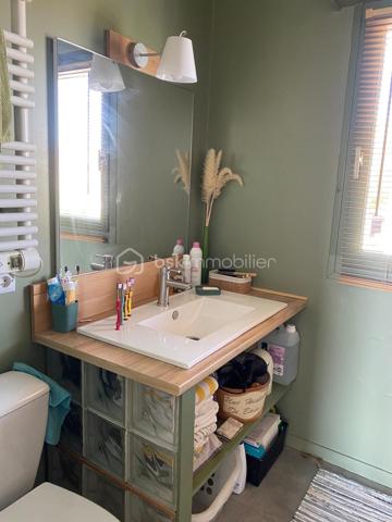 Découvrez cette superbe maison familiale de 110 m² habitables, située dans l’un des secteurs les plus recherchés du Havre, à proximité immédiate de Sainte-Adresse, des commerces, des écoles, des transports.

Cette maison de charme, avec jardin arboré, offre de très beaux volumes avec une pièce de vie lumineuse de près de 50 m² comprenant salon et salle à manger. 

Son agencement permet une véritable vie de plain-pied grâce à une chambre de 14 m², en rez-de-chaussée, avec salle de douche privative et WC indépendants.

À l’étage, vous trouverez deux chambres supplémentaires dont une grande chambre de 17 m² avec dressing, une chambre de 11 m², ainsi qu’une salle de bains, et un bureau.

À l’extérieur, le terrain de 600 m² entièrement arboré constitue un véritable havre de paix sans vis à vis. Ce jardin paysager, rare sur le secteur, offre un environnement calme et verdoyant, tout en restant proche de Sainte-Adresse.

Un garage attenant de 23 m² complète les prestations de cette maison.

A noter un taxe foncière de 1377 euros.

Cette propriété atypique séduira les acquéreurs à la recherche d’une maison familiale au Havre,  d’une maison 4 chambres, d’une maison avec garage, ou encore d’un bien de caractère offrant charme, confort et qualité de vie.

Venez la découvrir rapidement ! C'est réellement la campagne à la ville !!!