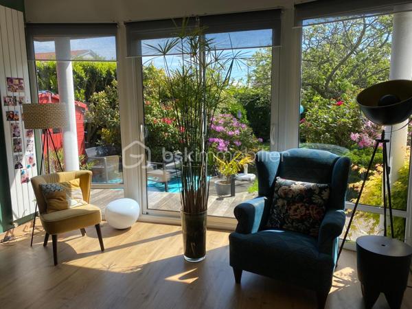 Découvrez cette superbe maison familiale de 110 m² habitables, située dans l’un des secteurs les plus recherchés du Havre, à proximité immédiate de Sainte-Adresse, des commerces, des écoles, des transports.

Cette maison de charme, avec jardin arboré, offre de très beaux volumes avec une pièce de vie lumineuse de près de 50 m² comprenant salon et salle à manger. 

Son agencement permet une véritable vie de plain-pied grâce à une chambre de 14 m², en rez-de-chaussée, avec salle de douche privative et WC indépendants.

À l’étage, vous trouverez deux chambres supplémentaires dont une grande chambre de 17 m² avec dressing, une chambre de 11 m², ainsi qu’une salle de bains, et un bureau.

À l’extérieur, le terrain de 600 m² entièrement arboré constitue un véritable havre de paix sans vis à vis. Ce jardin paysager, rare sur le secteur, offre un environnement calme et verdoyant, tout en restant proche de Sainte-Adresse.

Un garage attenant de 23 m² complète les prestations de cette maison.

A noter un taxe foncière de 1377 euros.

Cette propriété atypique séduira les acquéreurs à la recherche d’une maison familiale au Havre,  d’une maison 4 chambres, d’une maison avec garage, ou encore d’un bien de caractère offrant charme, confort et qualité de vie.

Venez la découvrir rapidement ! C'est réellement la campagne à la ville !!!