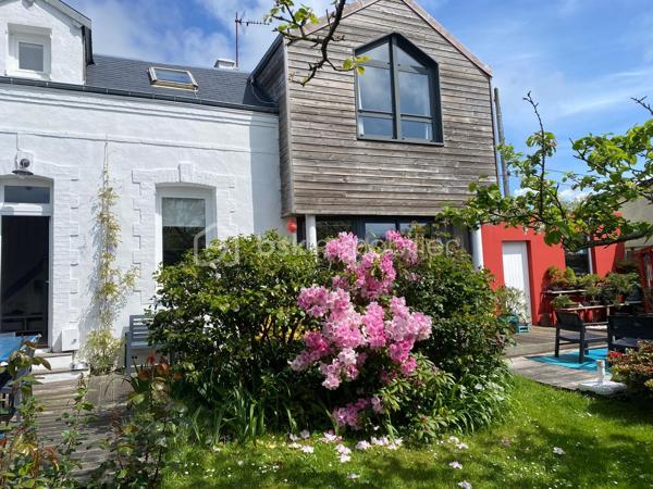 Découvrez cette superbe maison familiale de 110 m² habitables, située dans l’un des secteurs les plus recherchés du Havre, à proximité immédiate de Sainte-Adresse, des commerces, des écoles, des transports.

Cette maison de charme, avec jardin arboré, offre de très beaux volumes avec une pièce de vie lumineuse de près de 50 m² comprenant salon et salle à manger. 

Son agencement permet une véritable vie de plain-pied grâce à une chambre de 14 m², en rez-de-chaussée, avec salle de douche privative et WC indépendants.

À l’étage, vous trouverez deux chambres supplémentaires dont une grande chambre de 17 m² avec dressing, une chambre de 11 m², ainsi qu’une salle de bains, et un bureau.

À l’extérieur, le terrain de 600 m² entièrement arboré constitue un véritable havre de paix sans vis à vis. Ce jardin paysager, rare sur le secteur, offre un environnement calme et verdoyant, tout en restant proche de Sainte-Adresse.

Un garage attenant de 23 m² complète les prestations de cette maison.

A noter un taxe foncière de 1377 euros.

Cette propriété atypique séduira les acquéreurs à la recherche d’une maison familiale au Havre,  d’une maison 4 chambres, d’une maison avec garage, ou encore d’un bien de caractère offrant charme, confort et qualité de vie.

Venez la découvrir rapidement ! C'est réellement la campagne à la ville !!!