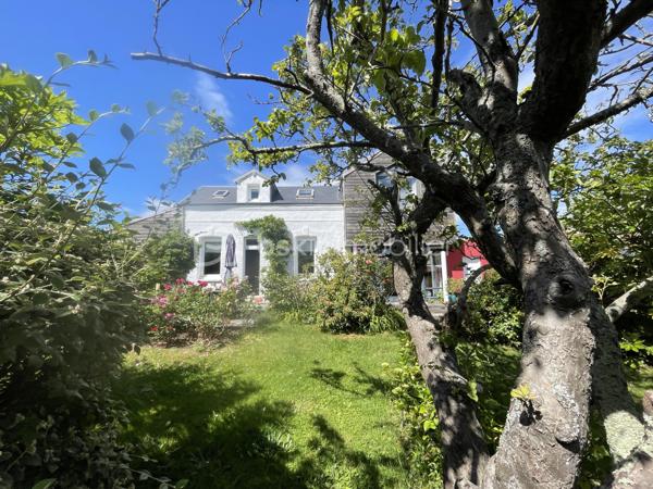 Découvrez cette superbe maison familiale de 110 m² habitables, située dans l’un des secteurs les plus recherchés du Havre, à proximité immédiate de Sainte-Adresse, des commerces, des écoles, des transports.

Cette maison de charme, avec jardin arboré, offre de très beaux volumes avec une pièce de vie lumineuse de près de 50 m² comprenant salon et salle à manger. 

Son agencement permet une véritable vie de plain-pied grâce à une chambre de 14 m², en rez-de-chaussée, avec salle de douche privative et WC indépendants.

À l’étage, vous trouverez deux chambres supplémentaires dont une grande chambre de 17 m² avec dressing, une chambre de 11 m², ainsi qu’une salle de bains, et un bureau.

À l’extérieur, le terrain de 600 m² entièrement arboré constitue un véritable havre de paix sans vis à vis. Ce jardin paysager, rare sur le secteur, offre un environnement calme et verdoyant, tout en restant proche de Sainte-Adresse.

Un garage attenant de 23 m² complète les prestations de cette maison.

A noter un taxe foncière de 1377 euros.

Cette propriété atypique séduira les acquéreurs à la recherche d’une maison familiale au Havre,  d’une maison 4 chambres, d’une maison avec garage, ou encore d’un bien de caractère offrant charme, confort et qualité de vie.

Venez la découvrir rapidement ! C'est réellement la campagne à la ville !!!