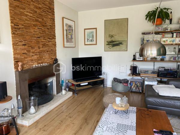 Découvrez cette superbe maison familiale de 110 m² habitables, située dans l’un des secteurs les plus recherchés du Havre, à proximité immédiate de Sainte-Adresse, des commerces, des écoles, des transports.

Cette maison de charme, avec jardin arboré, offre de très beaux volumes avec une pièce de vie lumineuse de près de 50 m² comprenant salon et salle à manger. 

Son agencement permet une véritable vie de plain-pied grâce à une chambre de 14 m², en rez-de-chaussée, avec salle de douche privative et WC indépendants.

À l’étage, vous trouverez deux chambres supplémentaires dont une grande chambre de 17 m² avec dressing, une chambre de 11 m², ainsi qu’une salle de bains, et un bureau.

À l’extérieur, le terrain de 600 m² entièrement arboré constitue un véritable havre de paix sans vis à vis. Ce jardin paysager, rare sur le secteur, offre un environnement calme et verdoyant, tout en restant proche de Sainte-Adresse.

Un garage attenant de 23 m² complète les prestations de cette maison.

A noter un taxe foncière de 1377 euros.

Cette propriété atypique séduira les acquéreurs à la recherche d’une maison familiale au Havre,  d’une maison 4 chambres, d’une maison avec garage, ou encore d’un bien de caractère offrant charme, confort et qualité de vie.

Venez la découvrir rapidement ! C'est réellement la campagne à la ville !!!