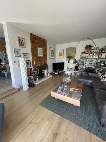 Découvrez cette superbe maison familiale de 110 m² habitables, située dans l’un des secteurs les plus recherchés du Havre, à proximité immédiate de Sainte-Adresse, des commerces, des écoles, des transports.

Cette maison de charme, avec jardin arboré, offre de très beaux volumes avec une pièce de vie lumineuse de près de 50 m² comprenant salon et salle à manger. 

Son agencement permet une véritable vie de plain-pied grâce à une chambre de 14 m², en rez-de-chaussée, avec salle de douche privative et WC indépendants.

À l’étage, vous trouverez deux chambres supplémentaires dont une grande chambre de 17 m² avec dressing, une chambre de 11 m², ainsi qu’une salle de bains, et un bureau.

À l’extérieur, le terrain de 600 m² entièrement arboré constitue un véritable havre de paix sans vis à vis. Ce jardin paysager, rare sur le secteur, offre un environnement calme et verdoyant, tout en restant proche de Sainte-Adresse.

Un garage attenant de 23 m² complète les prestations de cette maison.

A noter un taxe foncière de 1377 euros.

Cette propriété atypique séduira les acquéreurs à la recherche d’une maison familiale au Havre,  d’une maison 4 chambres, d’une maison avec garage, ou encore d’un bien de caractère offrant charme, confort et qualité de vie.

Venez la découvrir rapidement ! C'est réellement la campagne à la ville !!!