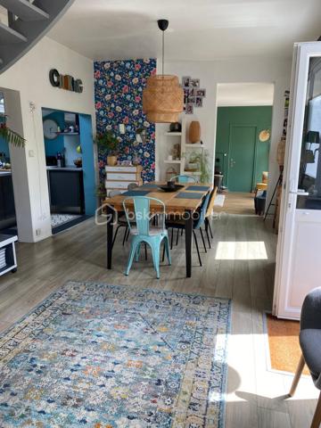 Découvrez cette superbe maison familiale de 110 m² habitables, située dans l’un des secteurs les plus recherchés du Havre, à proximité immédiate de Sainte-Adresse, des commerces, des écoles, des transports.

Cette maison de charme, avec jardin arboré, offre de très beaux volumes avec une pièce de vie lumineuse de près de 50 m² comprenant salon et salle à manger. 

Son agencement permet une véritable vie de plain-pied grâce à une chambre de 14 m², en rez-de-chaussée, avec salle de douche privative et WC indépendants.

À l’étage, vous trouverez deux chambres supplémentaires dont une grande chambre de 17 m² avec dressing, une chambre de 11 m², ainsi qu’une salle de bains, et un bureau.

À l’extérieur, le terrain de 600 m² entièrement arboré constitue un véritable havre de paix sans vis à vis. Ce jardin paysager, rare sur le secteur, offre un environnement calme et verdoyant, tout en restant proche de Sainte-Adresse.

Un garage attenant de 23 m² complète les prestations de cette maison.

A noter un taxe foncière de 1377 euros.

Cette propriété atypique séduira les acquéreurs à la recherche d’une maison familiale au Havre,  d’une maison 4 chambres, d’une maison avec garage, ou encore d’un bien de caractère offrant charme, confort et qualité de vie.

Venez la découvrir rapidement ! C'est réellement la campagne à la ville !!!