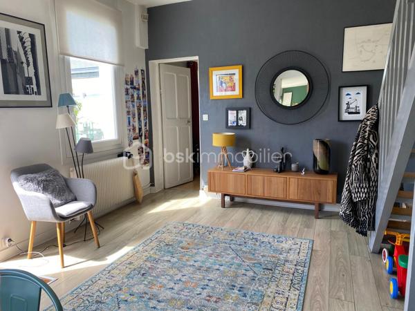 Découvrez cette superbe maison familiale de 110 m² habitables, située dans l’un des secteurs les plus recherchés du Havre, à proximité immédiate de Sainte-Adresse, des commerces, des écoles, des transports.

Cette maison de charme, avec jardin arboré, offre de très beaux volumes avec une pièce de vie lumineuse de près de 50 m² comprenant salon et salle à manger. 

Son agencement permet une véritable vie de plain-pied grâce à une chambre de 14 m², en rez-de-chaussée, avec salle de douche privative et WC indépendants.

À l’étage, vous trouverez deux chambres supplémentaires dont une grande chambre de 17 m² avec dressing, une chambre de 11 m², ainsi qu’une salle de bains, et un bureau.

À l’extérieur, le terrain de 600 m² entièrement arboré constitue un véritable havre de paix sans vis à vis. Ce jardin paysager, rare sur le secteur, offre un environnement calme et verdoyant, tout en restant proche de Sainte-Adresse.

Un garage attenant de 23 m² complète les prestations de cette maison.

A noter un taxe foncière de 1377 euros.

Cette propriété atypique séduira les acquéreurs à la recherche d’une maison familiale au Havre,  d’une maison 4 chambres, d’une maison avec garage, ou encore d’un bien de caractère offrant charme, confort et qualité de vie.

Venez la découvrir rapidement ! C'est réellement la campagne à la ville !!!