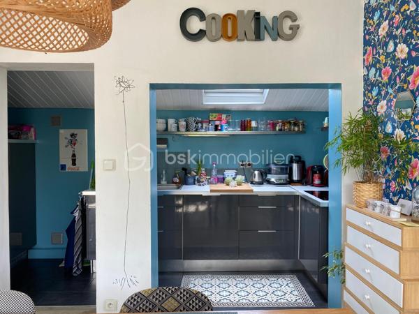 Découvrez cette superbe maison familiale de 110 m² habitables, située dans l’un des secteurs les plus recherchés du Havre, à proximité immédiate de Sainte-Adresse, des commerces, des écoles, des transports.

Cette maison de charme, avec jardin arboré, offre de très beaux volumes avec une pièce de vie lumineuse de près de 50 m² comprenant salon et salle à manger. 

Son agencement permet une véritable vie de plain-pied grâce à une chambre de 14 m², en rez-de-chaussée, avec salle de douche privative et WC indépendants.

À l’étage, vous trouverez deux chambres supplémentaires dont une grande chambre de 17 m² avec dressing, une chambre de 11 m², ainsi qu’une salle de bains, et un bureau.

À l’extérieur, le terrain de 600 m² entièrement arboré constitue un véritable havre de paix sans vis à vis. Ce jardin paysager, rare sur le secteur, offre un environnement calme et verdoyant, tout en restant proche de Sainte-Adresse.

Un garage attenant de 23 m² complète les prestations de cette maison.

A noter un taxe foncière de 1377 euros.

Cette propriété atypique séduira les acquéreurs à la recherche d’une maison familiale au Havre,  d’une maison 4 chambres, d’une maison avec garage, ou encore d’un bien de caractère offrant charme, confort et qualité de vie.

Venez la découvrir rapidement ! C'est réellement la campagne à la ville !!!