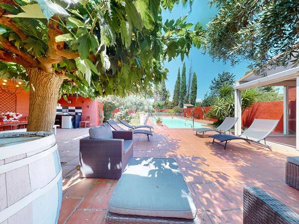 Belle bâtisse en pierre avec jardin et garage