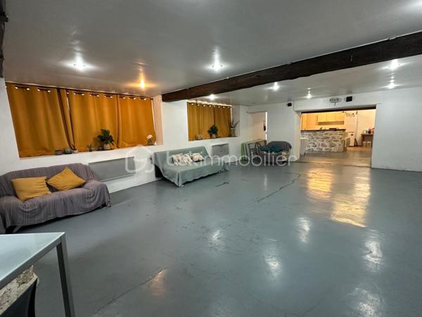 Immeuble commercial de 187 m²