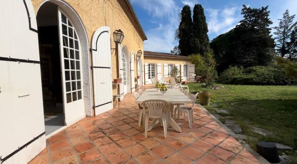 Proche centre Bram, Villa de caractère de 355m² sur un jardin paysagé et clôturé de 3694 m2.