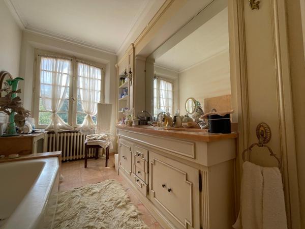 Proche centre Bram, Villa de caractère de 355m² sur un jardin paysagé et clôturé de 3694 m2.