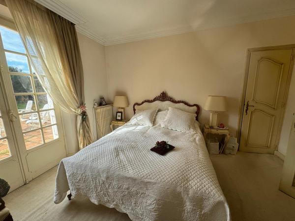 Proche centre Bram, Villa de caractère de 355m² sur un jardin paysagé et clôturé de 3694 m2.