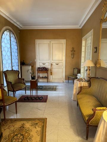 Proche centre Bram, Villa de caractère de 355m² sur un jardin paysagé et clôturé de 3694 m2.