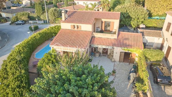 MAISON FAMILIALE AVEC PISCINE à 800 M DE LA PLAGE
Secteur : ST CYR SUR MER - Plan de la mer / Les Ramblas

A seulement 800 me des plages et 900 m du village, dans un lotissement résidentiel calme, Découvrez cette agréable maison traditionnelle des années 80, implantée sur un terrain de plus de 600 m2 avec piscine.

Elle offre de beaux volumes et une distribution familiale :
Au rez de chaussée :
.  Entrée avec placard, wc, cuisine indépendante, vaste séjour d'environ 50 m2 climatisé avec aussi une cheminée/insert et ouverture à l'ouest, terrasse couverte accessible depuis la cuisine, ainsi qu'une chambre parentale avec sa salle de bains.
.  A l'étage : 
2 chambres dont une climatisée, salle de bains, wc indépendant, mezzanine avec placard pouvant servir de bureau et solarium d'environ 10 m2, exposé ouest.
. Côté dépendances :
La maison bénéficie d'un garage carrelé de plus de 20 m2 avec mezzanine ainsi que d'un grand sous-sol de plus de 60 m2 (hauteur 2.10 m) comprenant le local technique de la piscine et la chaudière gaz. Un espace particulièrement apprécié pour le stockage, un atelier ou les loisirs.

Une maison aux volumes générreux, idéalement située entre mer et village à découvrir sans tarder.