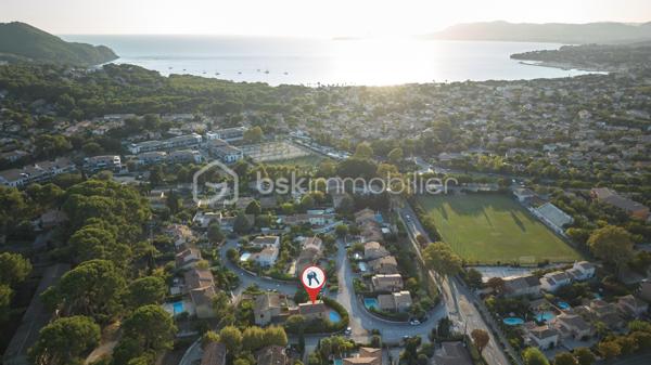 MAISON FAMILIALE AVEC PISCINE à 800 M DE LA PLAGE
Secteur : ST CYR SUR MER - Plan de la mer / Les Ramblas

A seulement 800 me des plages et 900 m du village, dans un lotissement résidentiel calme, Découvrez cette agréable maison traditionnelle des années 80, implantée sur un terrain de plus de 600 m2 avec piscine.

Elle offre de beaux volumes et une distribution familiale :
Au rez de chaussée :
.  Entrée avec placard, wc, cuisine indépendante, vaste séjour d'environ 50 m2 climatisé avec aussi une cheminée/insert et ouverture à l'ouest, terrasse couverte accessible depuis la cuisine, ainsi qu'une chambre parentale avec sa salle de bains.
.  A l'étage : 
2 chambres dont une climatisée, salle de bains, wc indépendant, mezzanine avec placard pouvant servir de bureau et solarium d'environ 10 m2, exposé ouest.
. Côté dépendances :
La maison bénéficie d'un garage carrelé de plus de 20 m2 avec mezzanine ainsi que d'un grand sous-sol de plus de 60 m2 (hauteur 2.10 m) comprenant le local technique de la piscine et la chaudière gaz. Un espace particulièrement apprécié pour le stockage, un atelier ou les loisirs.

Une maison aux volumes générreux, idéalement située entre mer et village à découvrir sans tarder.