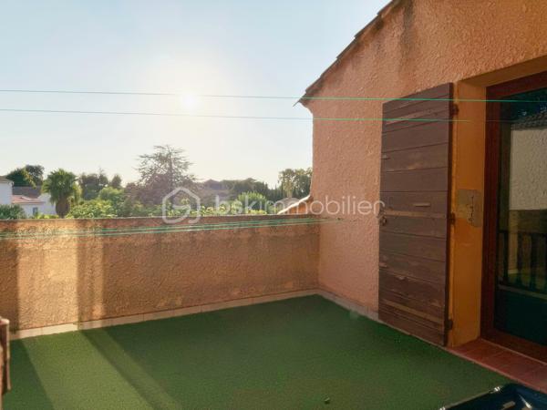 MAISON FAMILIALE AVEC PISCINE à 800 M DE LA PLAGE
Secteur : ST CYR SUR MER - Plan de la mer / Les Ramblas

A seulement 800 me des plages et 900 m du village, dans un lotissement résidentiel calme, Découvrez cette agréable maison traditionnelle des années 80, implantée sur un terrain de plus de 600 m2 avec piscine.

Elle offre de beaux volumes et une distribution familiale :
Au rez de chaussée :
.  Entrée avec placard, wc, cuisine indépendante, vaste séjour d'environ 50 m2 climatisé avec aussi une cheminée/insert et ouverture à l'ouest, terrasse couverte accessible depuis la cuisine, ainsi qu'une chambre parentale avec sa salle de bains.
.  A l'étage : 
2 chambres dont une climatisée, salle de bains, wc indépendant, mezzanine avec placard pouvant servir de bureau et solarium d'environ 10 m2, exposé ouest.
. Côté dépendances :
La maison bénéficie d'un garage carrelé de plus de 20 m2 avec mezzanine ainsi que d'un grand sous-sol de plus de 60 m2 (hauteur 2.10 m) comprenant le local technique de la piscine et la chaudière gaz. Un espace particulièrement apprécié pour le stockage, un atelier ou les loisirs.

Une maison aux volumes générreux, idéalement située entre mer et village à découvrir sans tarder.