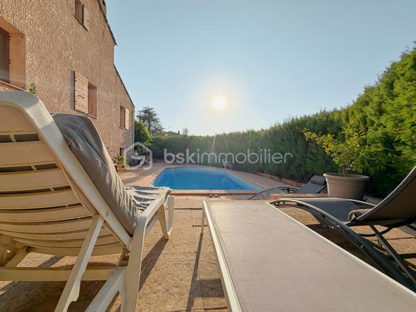MAISON FAMILIALE AVEC PISCINE à 800 M DE LA PLAGE
Secteur : ST CYR SUR MER - Plan de la mer / Les Ramblas

A seulement 800 me des plages et 900 m du village, dans un lotissement résidentiel calme, Découvrez cette agréable maison traditionnelle des années 80, implantée sur un terrain de plus de 600 m2 avec piscine.

Elle offre de beaux volumes et une distribution familiale :
Au rez de chaussée :
.  Entrée avec placard, wc, cuisine indépendante, vaste séjour d'environ 50 m2 climatisé avec aussi une cheminée/insert et ouverture à l'ouest, terrasse couverte accessible depuis la cuisine, ainsi qu'une chambre parentale avec sa salle de bains.
.  A l'étage : 
2 chambres dont une climatisée, salle de bains, wc indépendant, mezzanine avec placard pouvant servir de bureau et solarium d'environ 10 m2, exposé ouest.
. Côté dépendances :
La maison bénéficie d'un garage carrelé de plus de 20 m2 avec mezzanine ainsi que d'un grand sous-sol de plus de 60 m2 (hauteur 2.10 m) comprenant le local technique de la piscine et la chaudière gaz. Un espace particulièrement apprécié pour le stockage, un atelier ou les loisirs.

Une maison aux volumes générreux, idéalement située entre mer et village à découvrir sans tarder.