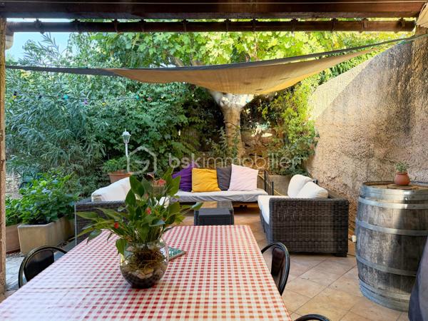 MAISON FAMILIALE AVEC PISCINE à 800 M DE LA PLAGE
Secteur : ST CYR SUR MER - Plan de la mer / Les Ramblas

A seulement 800 me des plages et 900 m du village, dans un lotissement résidentiel calme, Découvrez cette agréable maison traditionnelle des années 80, implantée sur un terrain de plus de 600 m2 avec piscine.

Elle offre de beaux volumes et une distribution familiale :
Au rez de chaussée :
.  Entrée avec placard, wc, cuisine indépendante, vaste séjour d'environ 50 m2 climatisé avec aussi une cheminée/insert et ouverture à l'ouest, terrasse couverte accessible depuis la cuisine, ainsi qu'une chambre parentale avec sa salle de bains.
.  A l'étage : 
2 chambres dont une climatisée, salle de bains, wc indépendant, mezzanine avec placard pouvant servir de bureau et solarium d'environ 10 m2, exposé ouest.
. Côté dépendances :
La maison bénéficie d'un garage carrelé de plus de 20 m2 avec mezzanine ainsi que d'un grand sous-sol de plus de 60 m2 (hauteur 2.10 m) comprenant le local technique de la piscine et la chaudière gaz. Un espace particulièrement apprécié pour le stockage, un atelier ou les loisirs.

Une maison aux volumes générreux, idéalement située entre mer et village à découvrir sans tarder.