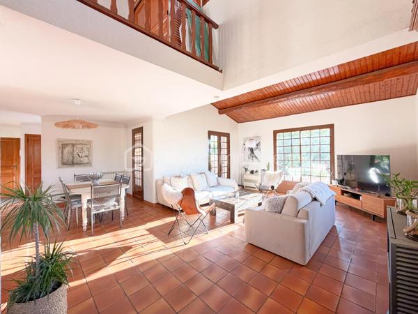 MAISON FAMILIALE AVEC PISCINE à 800 M DE LA PLAGE
Secteur : ST CYR SUR MER - Plan de la mer / Les Ramblas

A seulement 800 me des plages et 900 m du village, dans un lotissement résidentiel calme, Découvrez cette agréable maison traditionnelle des années 80, implantée sur un terrain de plus de 600 m2 avec piscine.

Elle offre de beaux volumes et une distribution familiale :
Au rez de chaussée :
.  Entrée avec placard, wc, cuisine indépendante, vaste séjour d'environ 50 m2 climatisé avec aussi une cheminée/insert et ouverture à l'ouest, terrasse couverte accessible depuis la cuisine, ainsi qu'une chambre parentale avec sa salle de bains.
.  A l'étage : 
2 chambres dont une climatisée, salle de bains, wc indépendant, mezzanine avec placard pouvant servir de bureau et solarium d'environ 10 m2, exposé ouest.
. Côté dépendances :
La maison bénéficie d'un garage carrelé de plus de 20 m2 avec mezzanine ainsi que d'un grand sous-sol de plus de 60 m2 (hauteur 2.10 m) comprenant le local technique de la piscine et la chaudière gaz. Un espace particulièrement apprécié pour le stockage, un atelier ou les loisirs.

Une maison aux volumes générreux, idéalement située entre mer et village à découvrir sans tarder.