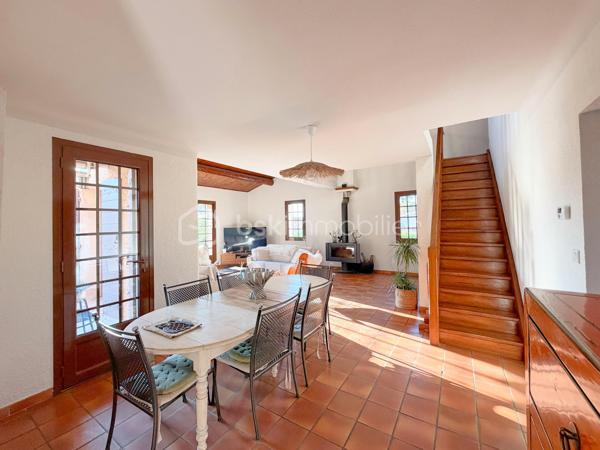 MAISON FAMILIALE AVEC PISCINE à 800 M DE LA PLAGE
Secteur : ST CYR SUR MER - Plan de la mer / Les Ramblas

A seulement 800 me des plages et 900 m du village, dans un lotissement résidentiel calme, Découvrez cette agréable maison traditionnelle des années 80, implantée sur un terrain de plus de 600 m2 avec piscine.

Elle offre de beaux volumes et une distribution familiale :
Au rez de chaussée :
.  Entrée avec placard, wc, cuisine indépendante, vaste séjour d'environ 50 m2 climatisé avec aussi une cheminée/insert et ouverture à l'ouest, terrasse couverte accessible depuis la cuisine, ainsi qu'une chambre parentale avec sa salle de bains.
.  A l'étage : 
2 chambres dont une climatisée, salle de bains, wc indépendant, mezzanine avec placard pouvant servir de bureau et solarium d'environ 10 m2, exposé ouest.
. Côté dépendances :
La maison bénéficie d'un garage carrelé de plus de 20 m2 avec mezzanine ainsi que d'un grand sous-sol de plus de 60 m2 (hauteur 2.10 m) comprenant le local technique de la piscine et la chaudière gaz. Un espace particulièrement apprécié pour le stockage, un atelier ou les loisirs.

Une maison aux volumes générreux, idéalement située entre mer et village à découvrir sans tarder.