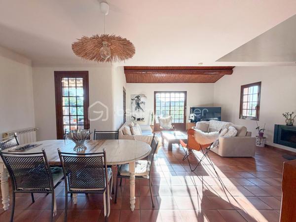 MAISON FAMILIALE AVEC PISCINE à 800 M DE LA PLAGE
Secteur : ST CYR SUR MER - Plan de la mer / Les Ramblas

A seulement 800 me des plages et 900 m du village, dans un lotissement résidentiel calme, Découvrez cette agréable maison traditionnelle des années 80, implantée sur un terrain de plus de 600 m2 avec piscine.

Elle offre de beaux volumes et une distribution familiale :
Au rez de chaussée :
.  Entrée avec placard, wc, cuisine indépendante, vaste séjour d'environ 50 m2 climatisé avec aussi une cheminée/insert et ouverture à l'ouest, terrasse couverte accessible depuis la cuisine, ainsi qu'une chambre parentale avec sa salle de bains.
.  A l'étage : 
2 chambres dont une climatisée, salle de bains, wc indépendant, mezzanine avec placard pouvant servir de bureau et solarium d'environ 10 m2, exposé ouest.
. Côté dépendances :
La maison bénéficie d'un garage carrelé de plus de 20 m2 avec mezzanine ainsi que d'un grand sous-sol de plus de 60 m2 (hauteur 2.10 m) comprenant le local technique de la piscine et la chaudière gaz. Un espace particulièrement apprécié pour le stockage, un atelier ou les loisirs.

Une maison aux volumes générreux, idéalement située entre mer et village à découvrir sans tarder.