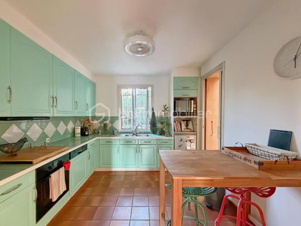 MAISON FAMILIALE AVEC PISCINE à 800 M DE LA PLAGE
Secteur : ST CYR SUR MER - Plan de la mer / Les Ramblas

A seulement 800 me des plages et 900 m du village, dans un lotissement résidentiel calme, Découvrez cette agréable maison traditionnelle des années 80, implantée sur un terrain de plus de 600 m2 avec piscine.

Elle offre de beaux volumes et une distribution familiale :
Au rez de chaussée :
.  Entrée avec placard, wc, cuisine indépendante, vaste séjour d'environ 50 m2 climatisé avec aussi une cheminée/insert et ouverture à l'ouest, terrasse couverte accessible depuis la cuisine, ainsi qu'une chambre parentale avec sa salle de bains.
.  A l'étage : 
2 chambres dont une climatisée, salle de bains, wc indépendant, mezzanine avec placard pouvant servir de bureau et solarium d'environ 10 m2, exposé ouest.
. Côté dépendances :
La maison bénéficie d'un garage carrelé de plus de 20 m2 avec mezzanine ainsi que d'un grand sous-sol de plus de 60 m2 (hauteur 2.10 m) comprenant le local technique de la piscine et la chaudière gaz. Un espace particulièrement apprécié pour le stockage, un atelier ou les loisirs.

Une maison aux volumes générreux, idéalement située entre mer et village à découvrir sans tarder.