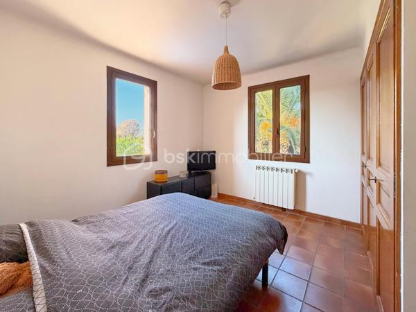 MAISON FAMILIALE AVEC PISCINE à 800 M DE LA PLAGE
Secteur : ST CYR SUR MER - Plan de la mer / Les Ramblas

A seulement 800 me des plages et 900 m du village, dans un lotissement résidentiel calme, Découvrez cette agréable maison traditionnelle des années 80, implantée sur un terrain de plus de 600 m2 avec piscine.

Elle offre de beaux volumes et une distribution familiale :
Au rez de chaussée :
.  Entrée avec placard, wc, cuisine indépendante, vaste séjour d'environ 50 m2 climatisé avec aussi une cheminée/insert et ouverture à l'ouest, terrasse couverte accessible depuis la cuisine, ainsi qu'une chambre parentale avec sa salle de bains.
.  A l'étage : 
2 chambres dont une climatisée, salle de bains, wc indépendant, mezzanine avec placard pouvant servir de bureau et solarium d'environ 10 m2, exposé ouest.
. Côté dépendances :
La maison bénéficie d'un garage carrelé de plus de 20 m2 avec mezzanine ainsi que d'un grand sous-sol de plus de 60 m2 (hauteur 2.10 m) comprenant le local technique de la piscine et la chaudière gaz. Un espace particulièrement apprécié pour le stockage, un atelier ou les loisirs.

Une maison aux volumes générreux, idéalement située entre mer et village à découvrir sans tarder.