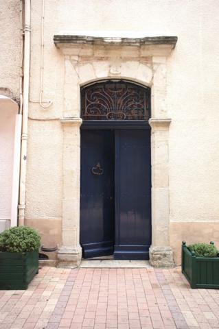 En plein coeur de notre bastide de Villeneuve sur Lot, magnifique maison de caractère datant du XVII° siècle En entrant dans cette demeure, nous découvrons une large entrée voutée surplombant l'escalier en pierre, un salon orné d'une cheminée en marbre e , Villeneuve sur lot