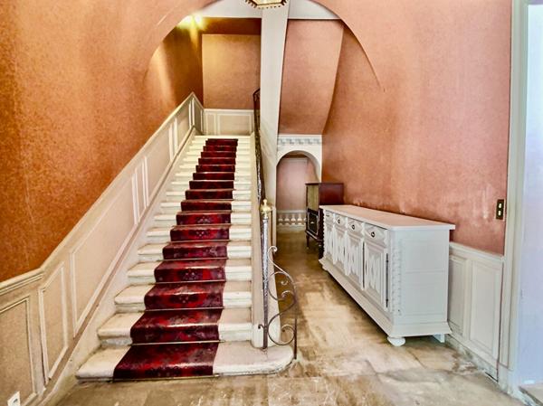 En plein coeur de notre bastide de Villeneuve sur Lot, magnifique maison de caractère datant du XVII° siècle En entrant dans cette demeure, nous découvrons une large entrée voutée surplombant l'escalier en pierre, un salon orné d'une cheminée en marbre e , Villeneuve sur lot