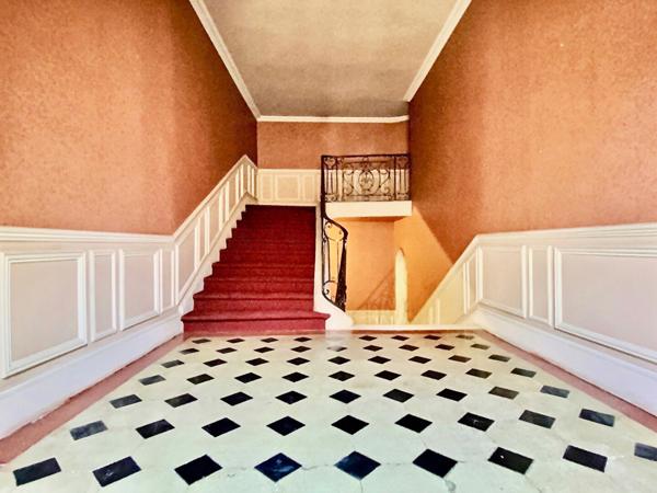 En plein coeur de notre bastide de Villeneuve sur Lot, magnifique maison de caractère datant du XVII° siècle En entrant dans cette demeure, nous découvrons une large entrée voutée surplombant l'escalier en pierre, un salon orné d'une cheminée en marbre e , Villeneuve sur lot