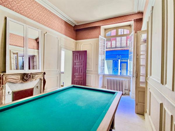 En plein coeur de notre bastide de Villeneuve sur Lot, magnifique maison de caractère datant du XVII° siècle En entrant dans cette demeure, nous découvrons une large entrée voutée surplombant l'escalier en pierre, un salon orné d'une cheminée en marbre e , Villeneuve sur lot