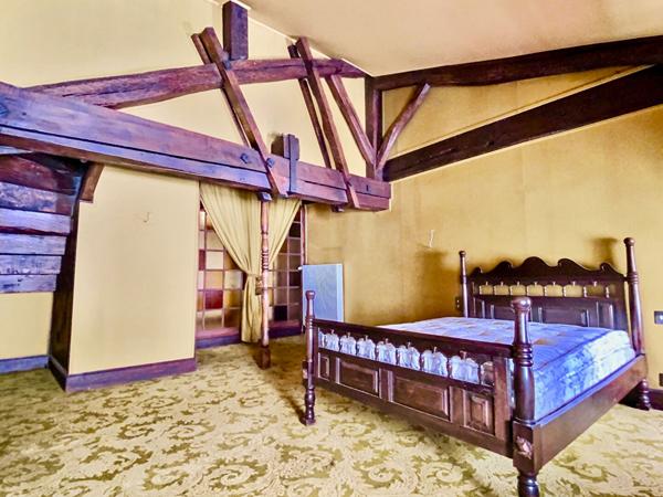 En plein coeur de notre bastide de Villeneuve sur Lot, magnifique maison de caractère datant du XVII° siècle En entrant dans cette demeure, nous découvrons une large entrée voutée surplombant l'escalier en pierre, un salon orné d'une cheminée en marbre e , Villeneuve sur lot