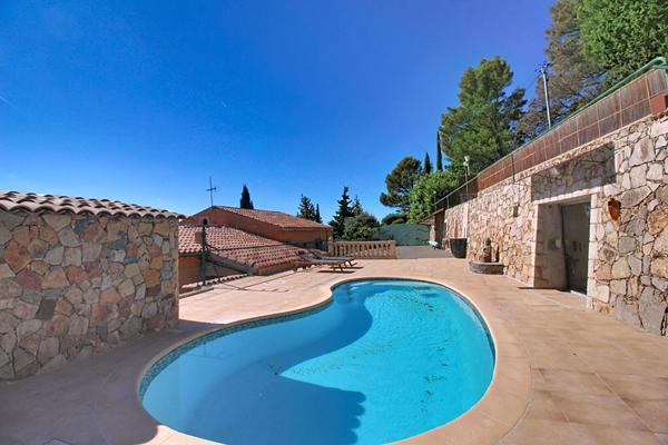 A VENDRE en EXCLUSIVITE à DRAGUIGNAN - Propriété de 185m² avec dépendances et PISCINE