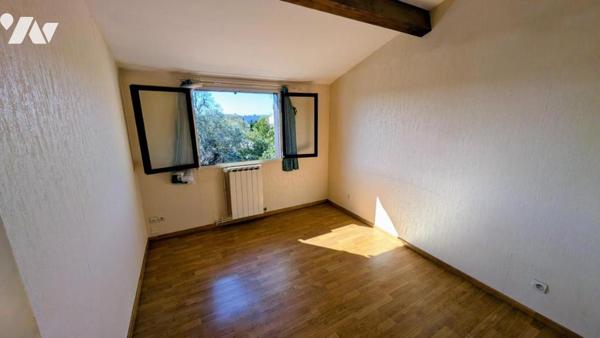 VILLA de Type 6 avec Garage et Terrain attenant