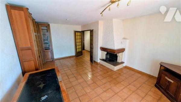 VILLA de Type 6 avec Garage et Terrain attenant