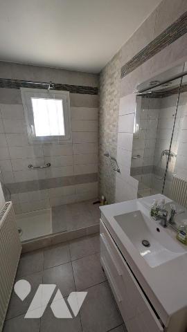 VILLA de Type 6 avec Garage et Terrain attenant