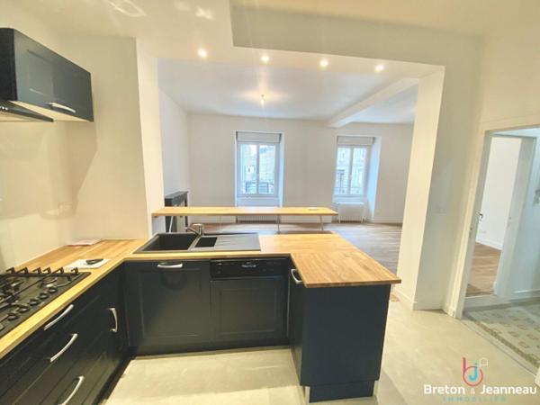 Maison rénovée centre-ville de fougères, cour , stationnement