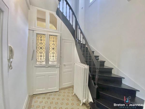 Maison rénovée centre-ville de fougères, cour , stationnement