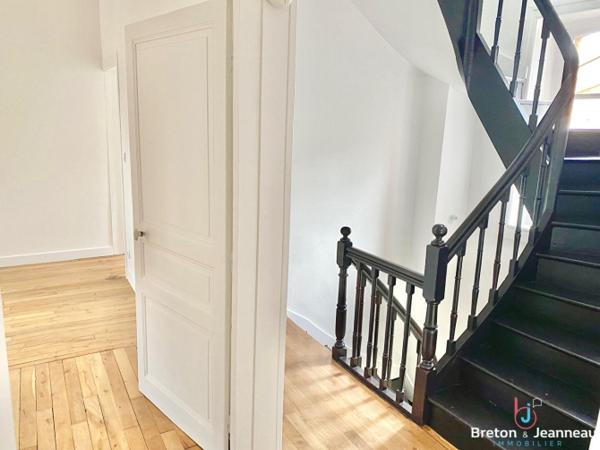 Maison rénovée centre-ville de fougères, cour , stationnement