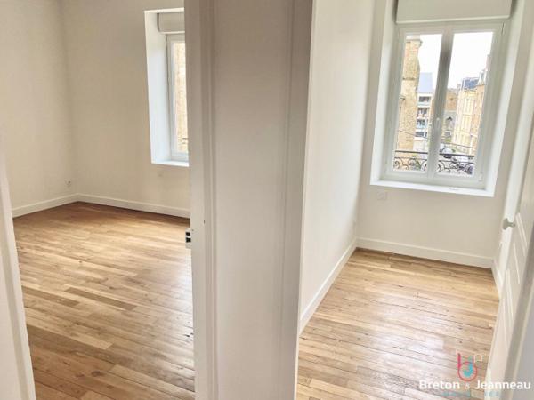 Maison rénovée centre-ville de fougères, cour , stationnement