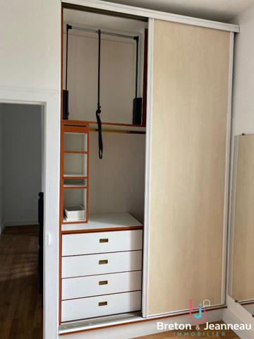 Maison rénovée centre-ville de fougères, cour , stationnement