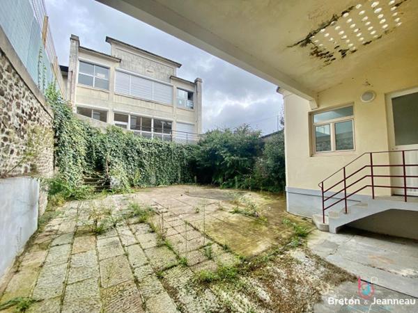 Maison rénovée centre-ville de fougères, cour , stationnement